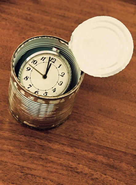 缶詰の時間概念 木のテーブルの上に錫で保存された時間をクローズアップ — ストック写真