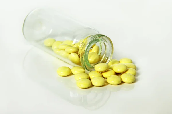 Verschreibungspflichtige Gelbe Medikation Schmerztabletten Aus Glasflasche Auf Weißem Hintergrund Verschüttet — Stockfoto