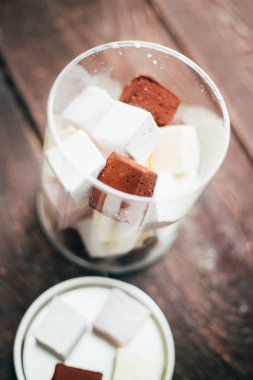 Lezzetli ev yapımı şekerleme - çikolata, Papaya, vanilya ve Berry