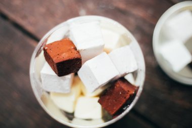 Lezzetli ev yapımı şekerleme - çikolata, Papaya, vanilya ve Berry