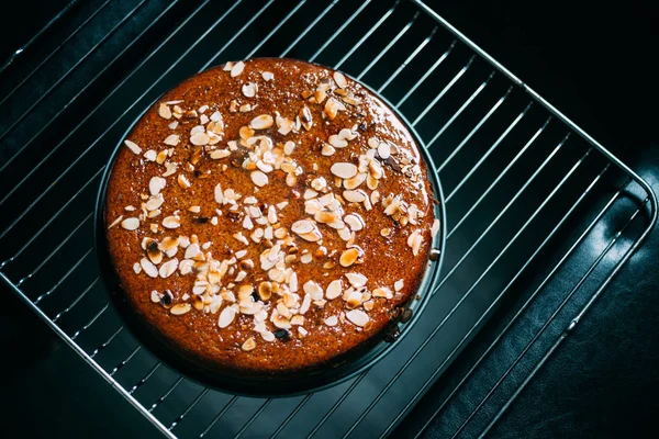 Ev yapımı Paleo badem elma pasta portakal tarçın şurubu ile