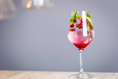 Nar Kokteylnane Ait Yaprak ve Buzla Süslenmiş, Soğuk İçecek