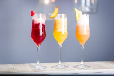 Üç Çeşit Yaz Kokteyli - Ahududu, Şeftali ve Ananas