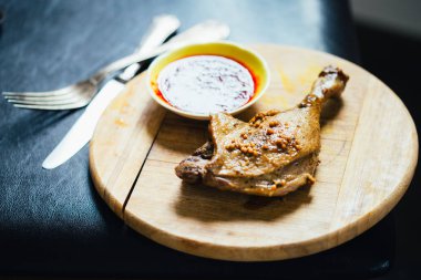 Baharat, Limon Suyu, Hardal ve Berry Sau ile Kavrulmuş Ördek Bacak