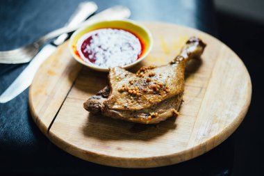 Baharat, Limon Suyu, Hardal ve Berry Sau ile Kavrulmuş Ördek Bacak