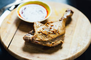 Baharat, Limon Suyu, Hardal ve Berry Sau ile Kavrulmuş Ördek Bacak