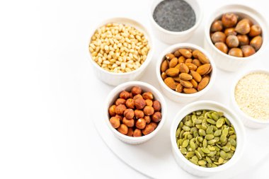 Fre ile Kaselerde Beyaz Arka Plan Üzerine Çeşitli Fındık ve Tohumlar