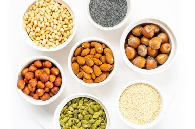 Fre ile Kaselerde Beyaz Arka Plan Üzerine Çeşitli Fındık ve Tohumlar