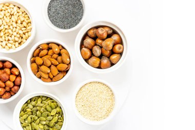 Fre ile Kaselerde Beyaz Arka Plan Üzerine Çeşitli Fındık ve Tohumlar