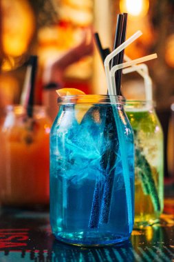 Büyük Kavanozyaz Kokteyller (Mojito, Mavi Lagün ve Şeftali Horoz