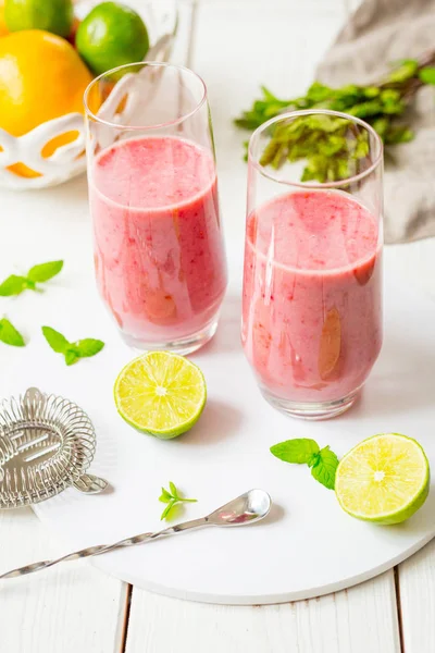 Two Glasses of Smoothie with Berries, Grapefruit, Lemon, Lime an — Stock Photo, Image
