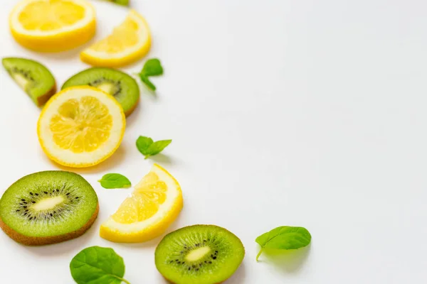 Вид сверху на лимонный киви и мяту на белом фоне, бесплатно — стоковое фото