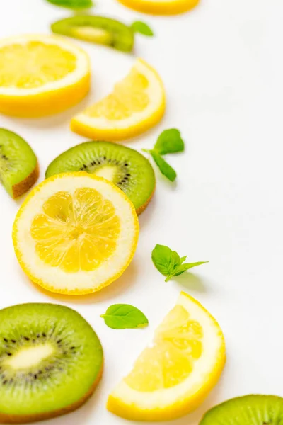 Вид сверху на лимонный киви и мяту на белом фоне, бесплатно — стоковое фото