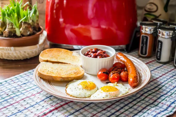 Café da manhã inglês tradicional - Ovos, Salsicha, Tomate, Torradas, B — Fotografia de Stock