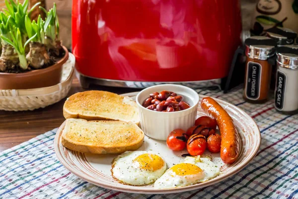 Café da manhã inglês tradicional - Ovos, Salsicha, Tomate, Torradas, B — Fotografia de Stock