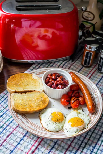 Café da manhã inglês tradicional - Ovos, Salsicha, Tomate, Torradas, B — Fotografia de Stock