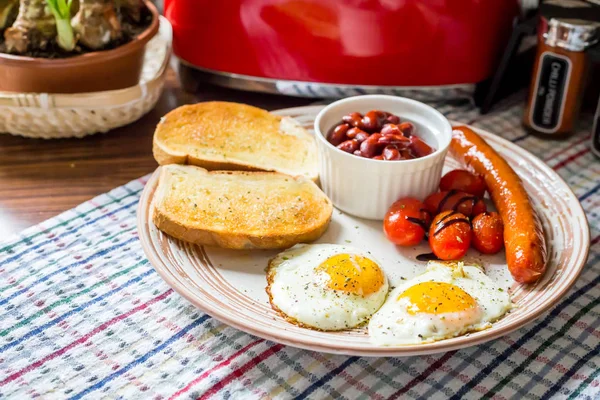 Traditioneel Engels ontbijt-eieren, worst, tomaat, toast, B — Stockfoto