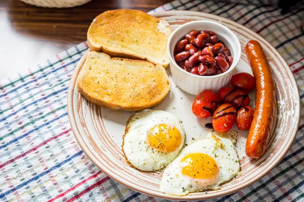 Café da manhã inglês tradicional - Ovos, Salsicha, Tomate, Torradas, B — Fotografia de Stock