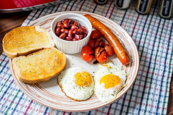 Hagyományos angol reggeli-tojás, kolbász, paradicsom, pirítós, B — Stock Fotó