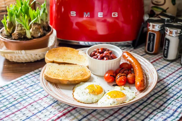 Café da manhã inglês tradicional - Ovos, Salsicha, Tomate, Torradas, B — Fotografia de Stock