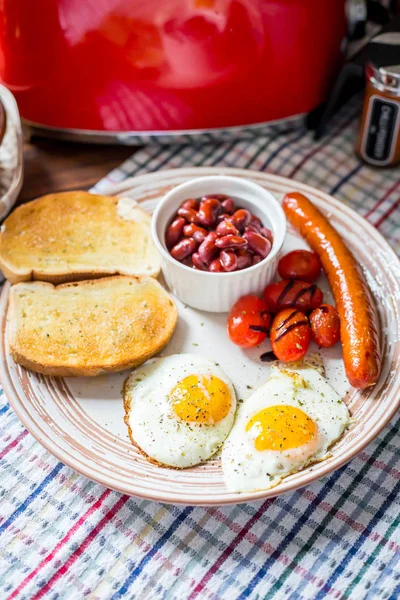 Café da manhã inglês tradicional - Ovos, Salsicha, Tomate, Torradas, B — Fotografia de Stock