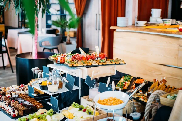 Pequeno-almoço Buffet Conceito, Tempo de Pequeno-almoço em Hotel de Luxo, Brunch — Fotografia de Stock