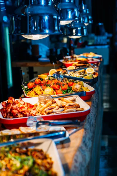 Сніданок "шведський стіл" концепція, сніданок час у розкішному готелі, бранч — стокове фото