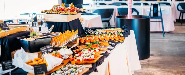 Panorama des Frühstücksbuffet-Konzepts, Frühstückszeit in Luxus — Stockfoto