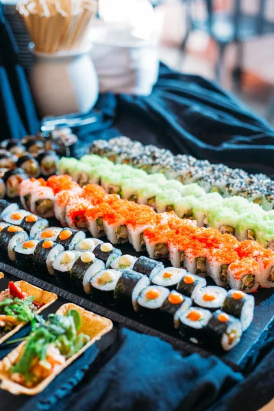 Buffet de comida japonesa Stok Foto, Buffet de comida japonesa Gambar Bebas  Royalti | Depositphotos