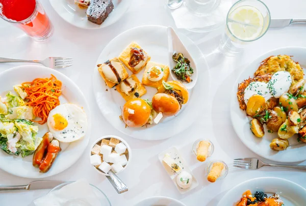 Концепция завтрака "шведский стол", время завтрака в роскошном отеле, бранч — стоковое фото