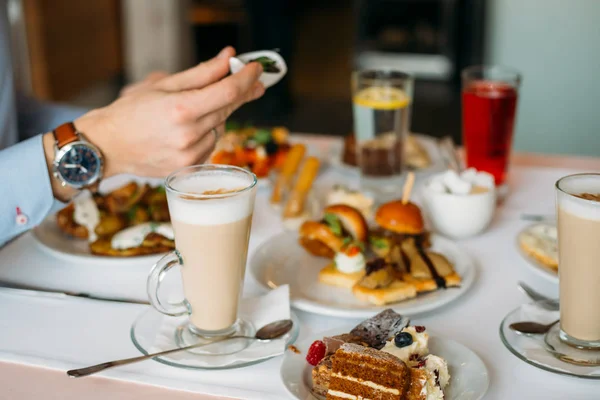 Śniadanie-szwedzki stół, śniadanie-czas w luksusowym hotelu, brunch — Zdjęcie stockowe