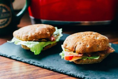 Salam veya Jambon, Peynir, Turşu, Marul ve Hardal ile Tost 