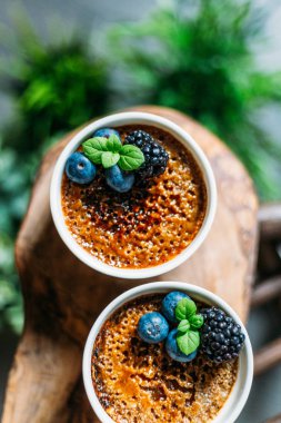 Yeşil Bitkiler A ile Koyu Arka Plan Üzerinde Çilek ile Creme Brulee