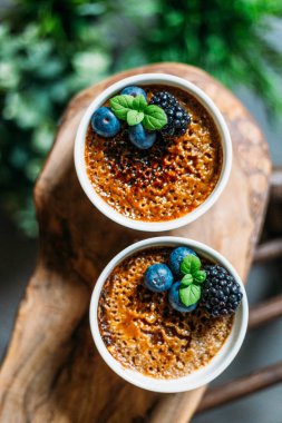 Yeşil Bitkiler A ile Koyu Arka Plan Üzerinde Çilek ile Creme Brulee