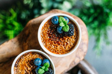 Yeşil Bitkiler A ile Koyu Arka Plan Üzerinde Çilek ile Creme Brulee