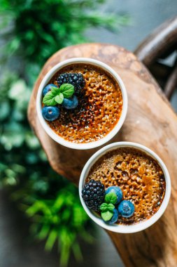 Yeşil Bitkiler A ile Koyu Arka Plan Üzerinde Çilek ile Creme Brulee