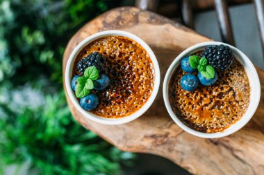 Yeşil Bitkiler A ile Koyu Arka Plan Üzerinde Çilek ile Creme Brulee