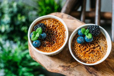 Yeşil Bitkiler A ile Koyu Arka Plan Üzerinde Çilek ile Creme Brulee