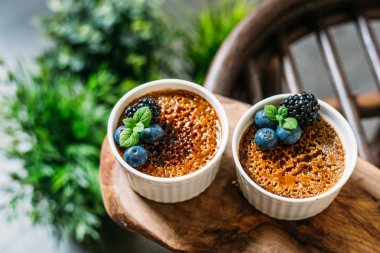 Yeşil Bitkiler A ile Koyu Arka Plan Üzerinde Çilek ile Creme Brulee
