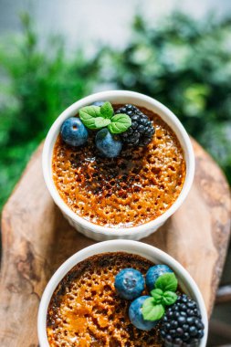 Yeşil Bitkiler A ile Koyu Arka Plan Üzerinde Çilek ile Creme Brulee