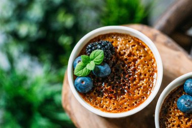 Yeşil Bitkiler A ile Koyu Arka Plan Üzerinde Çilek ile Creme Brulee