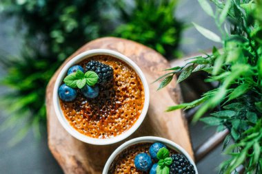 Yeşil Bitkiler A ile Koyu Arka Plan Üzerinde Çilek ile Creme Brulee