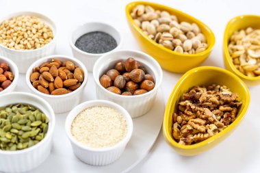 Kaselerde Beyaz Arka Planda Fındık ve Tohum Çeşitleri - İmam