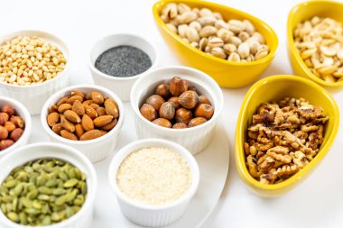 Kaselerde Beyaz Arka Planda Fındık ve Tohum Çeşitleri - İmam