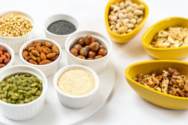 Kaselerde Beyaz Arka Planda Fındık ve Tohum Çeşitleri - İmam