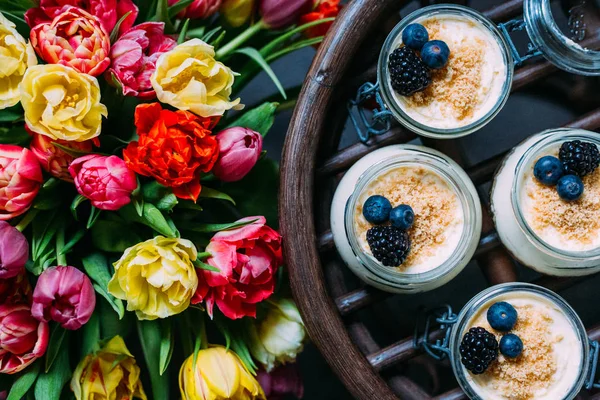 Bolo de queijo caseiro no frasco com buquê colorido de tulipas — Fotografia de Stock