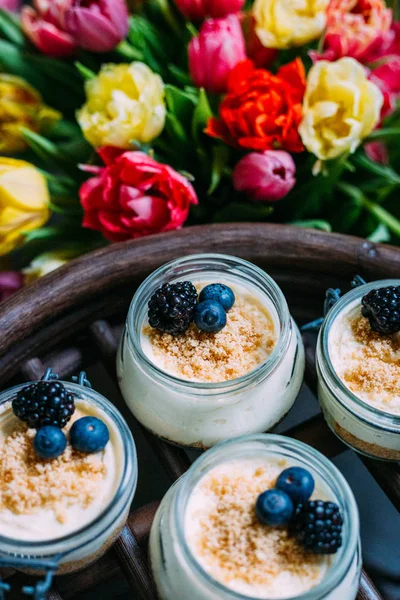 Renkli Lale Buketi ile Kavanozda Ev Yapımı Cheesecake