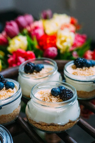 Renkli Lale Buketi ile Kavanozda Ev Yapımı Cheesecake