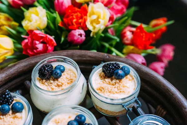 Renkli Lale Buketi ile Kavanozda Ev Yapımı Cheesecake