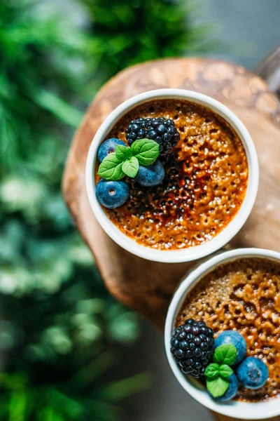 Yeşil Bitkiler A ile Koyu Arka Plan Üzerinde Çilek ile Creme Brulee